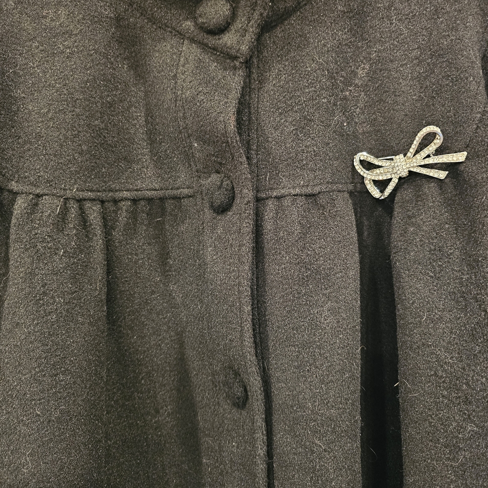 Chic Black Women's Cape with Bow Detail - Picture 2 of 6